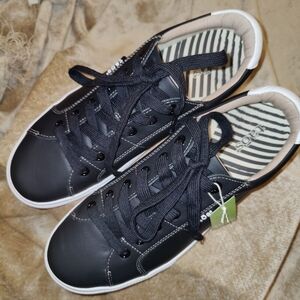 🆕 TAOS HEART & SOUL LUX WOMEN'S Sneakers In Black Leather, Size 9